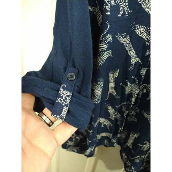 Style & Co Woman M Blouse Collared V Neck Long Roll Tab Sleeve Blue White Animal - Picture 6 of 9